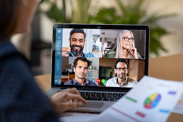 Online Meeting am Laptop