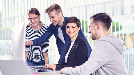 Mitarbeiter eines Unternehmens nutzen ibo netProject Software im Büro