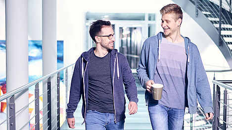 Zwei Auszubildende bei ibo im Gespräch 