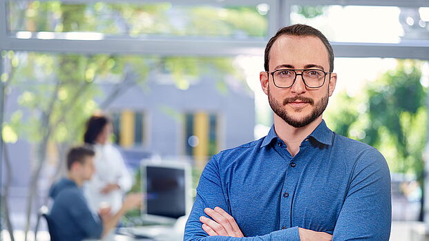 Mann hat Prozessmanagement im Griff mit ibo-Seminare und Software
