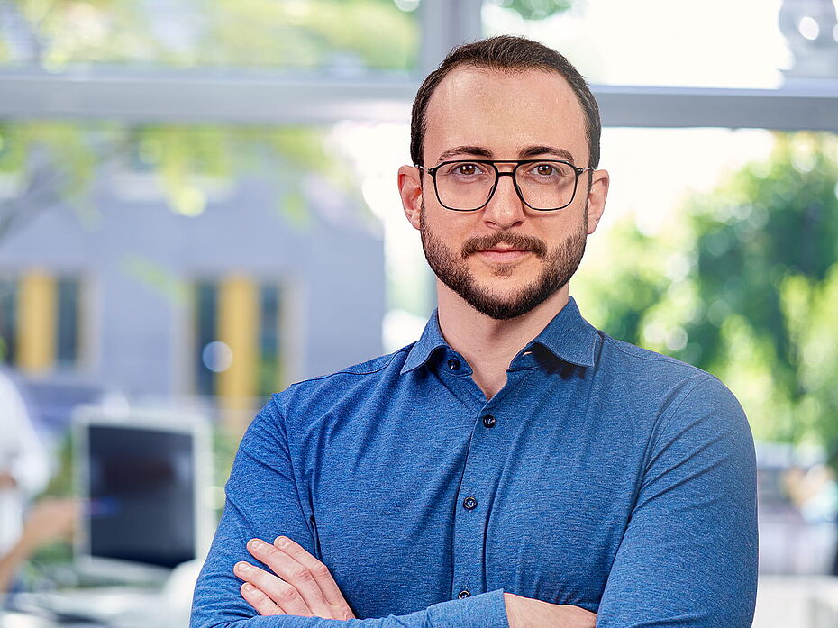 Mann hat Prozessmanagement im Griff mit ibo-Seminare und Software