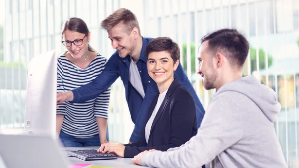 Mitarbeiter eines Unternehmens nutzen ibo netProject Software im Büro